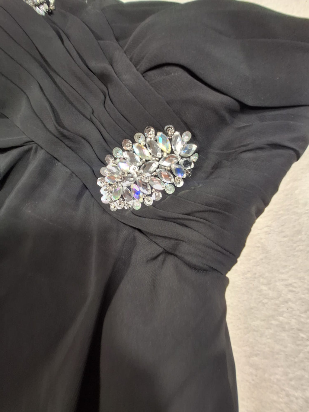 Rochie de Seară Maxi Neagră One-Shoulder cu Cristale - JJ's House