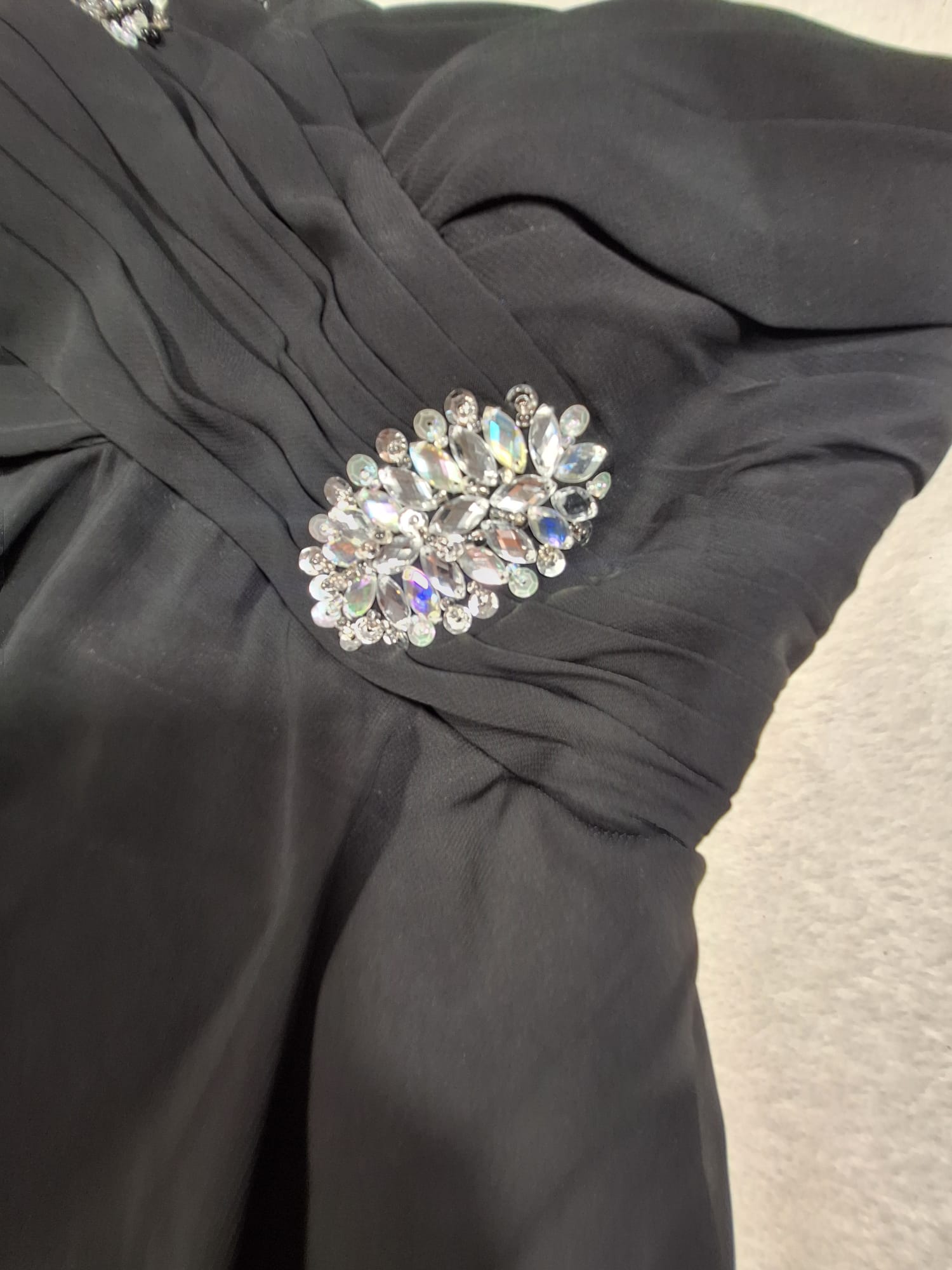 Rochie de Seară Maxi Neagră One-Shoulder cu Cristale - JJ's House