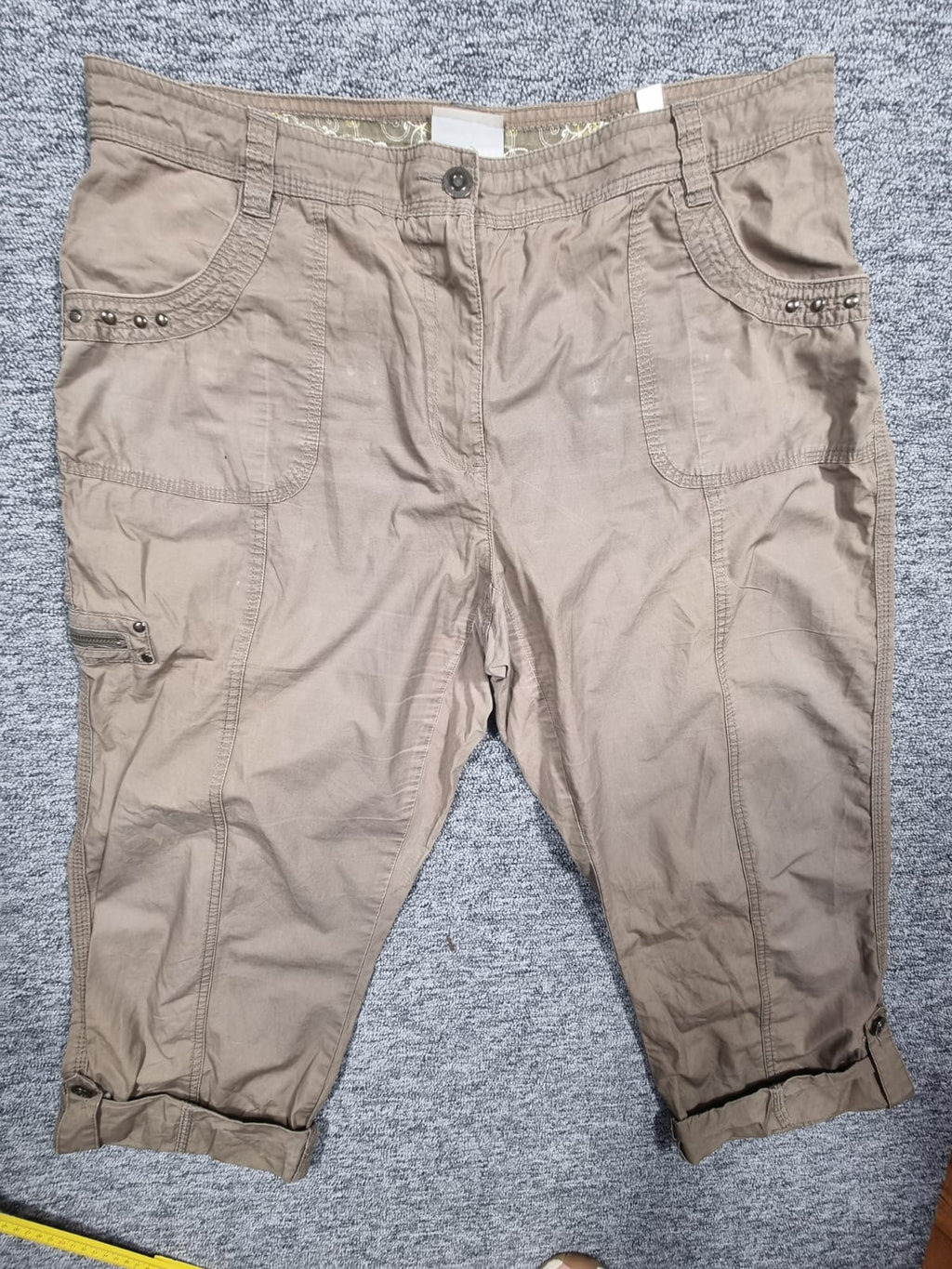 Pantaloni Capri Bej cu Nituri