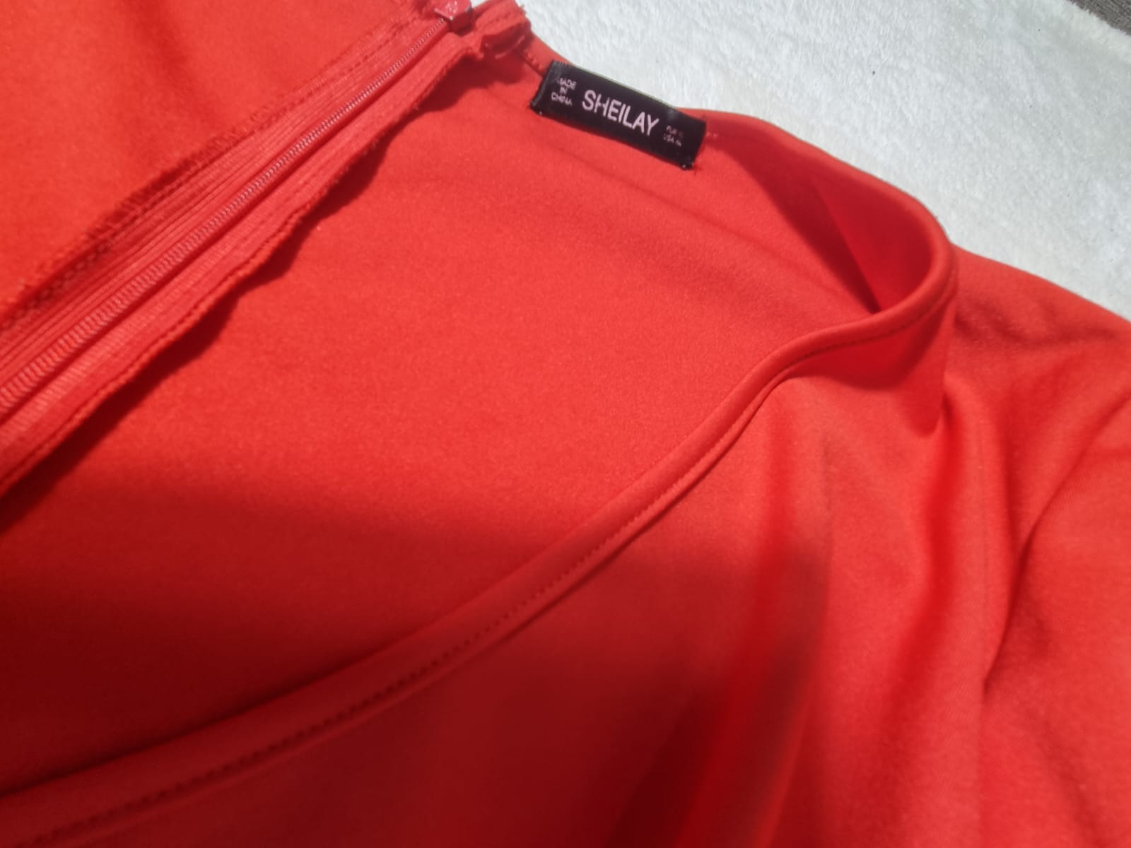 Rochie Roșie cu Drapaj – Eleganță în Mișcare