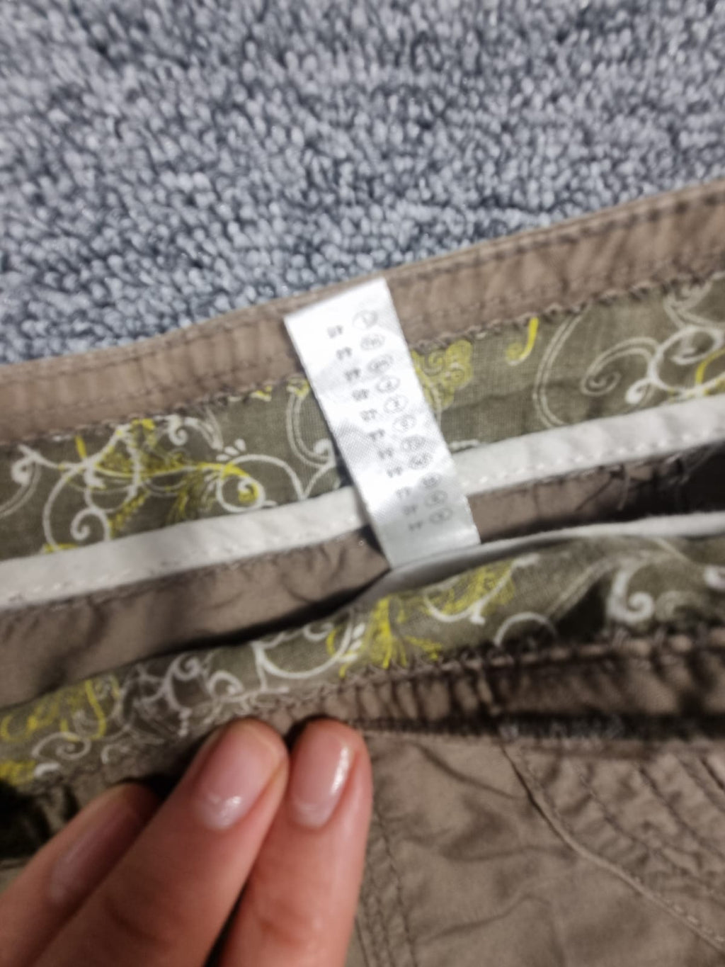 Pantaloni Capri Bej cu Nituri