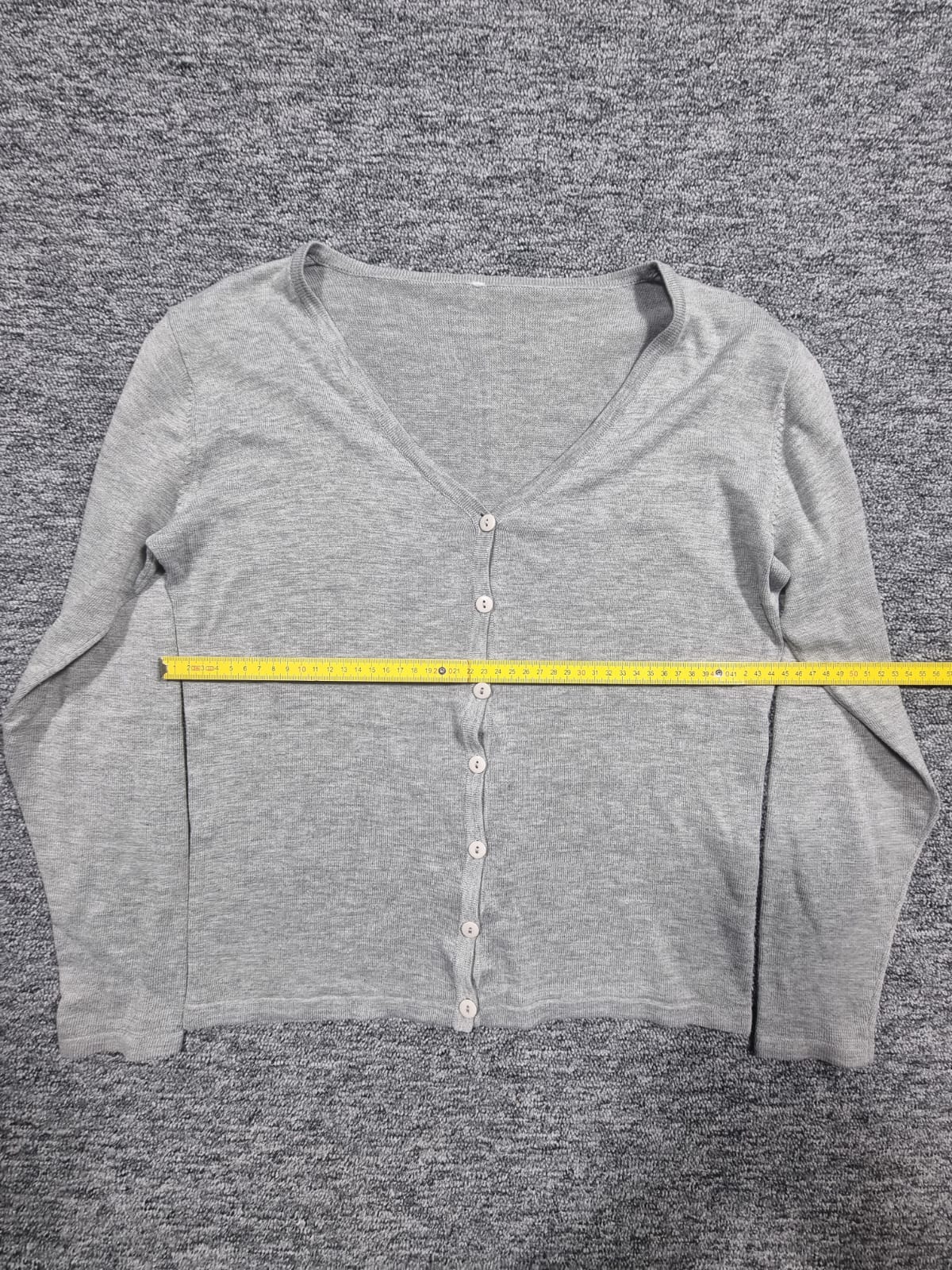 Cardigan Gri Tricotat Fin cu Nasturi