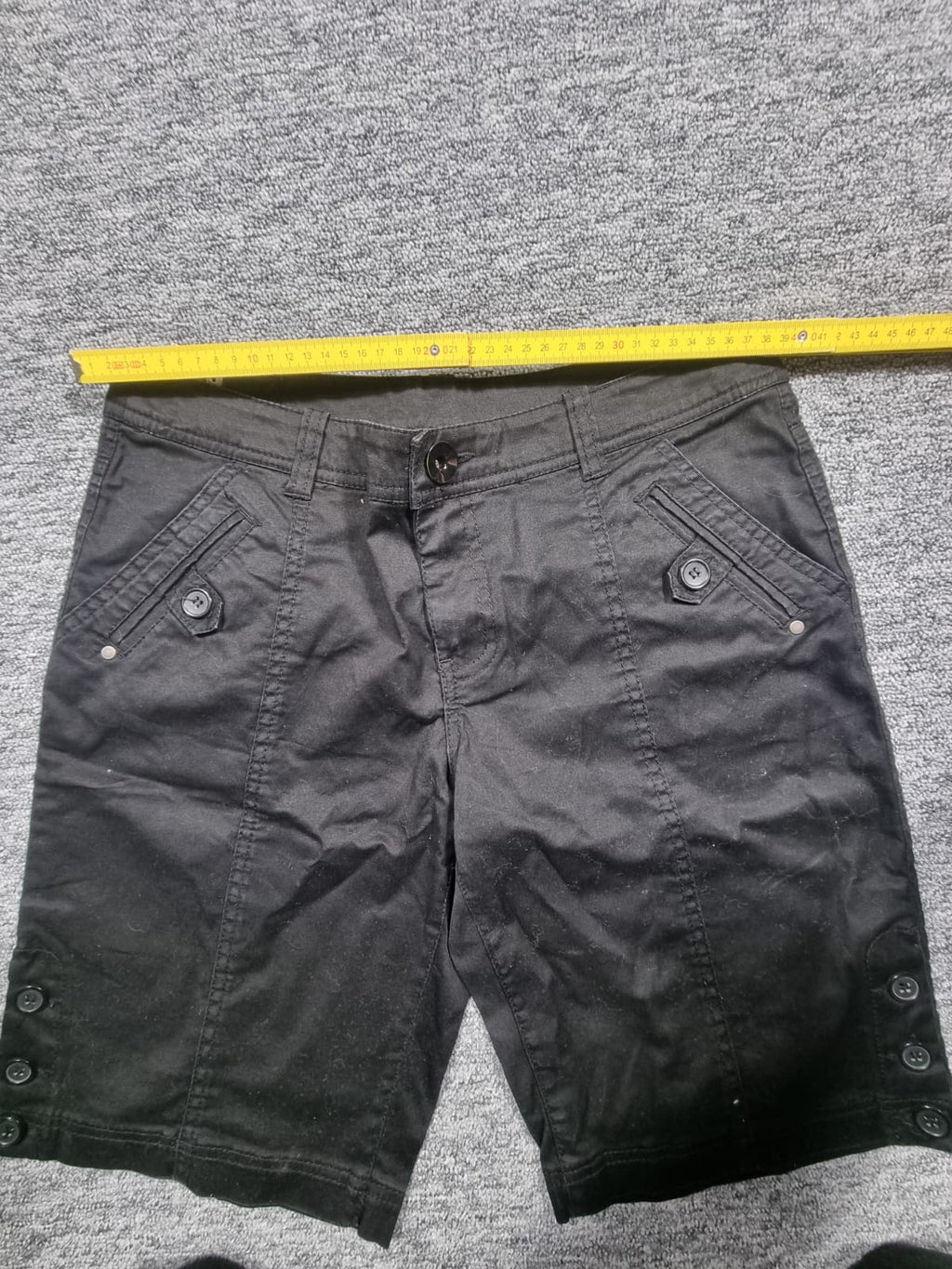 Pantaloni Scurți Negri cu Nasturi Decorativi