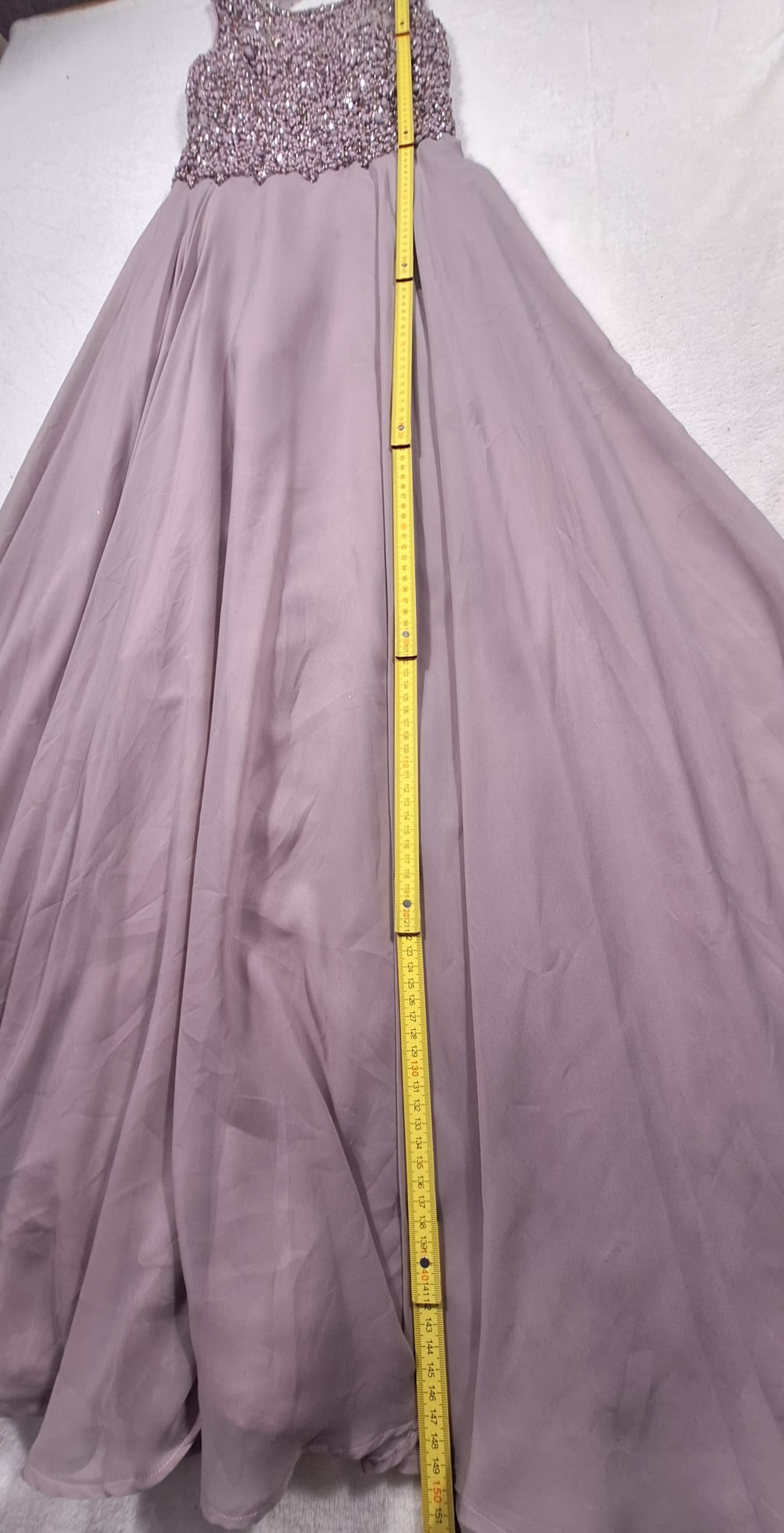 Rochie de Seară Unique – Maxi Taupe cu Pietre și Paiete