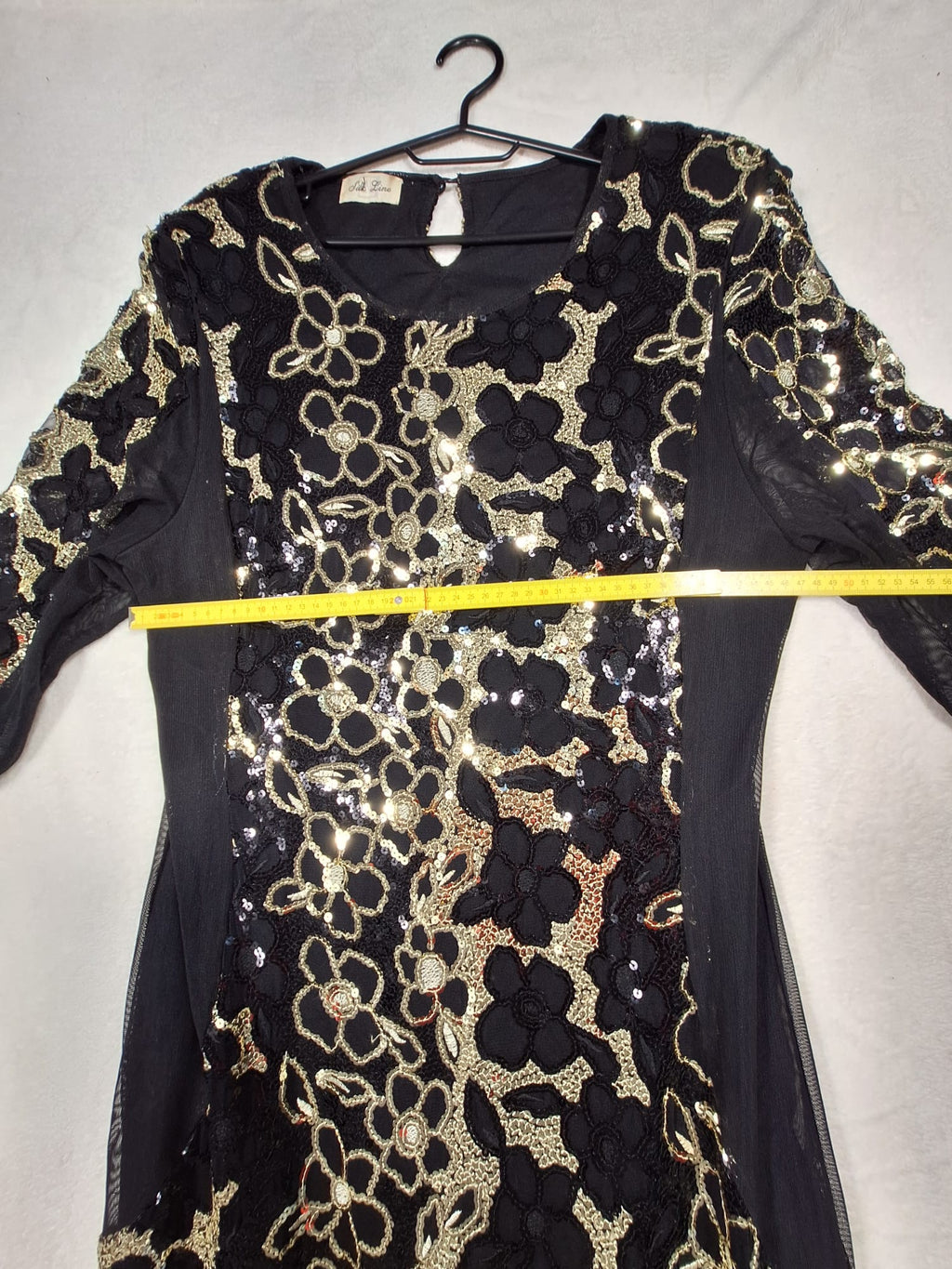 Rochie de Seară Neagră cu Broderie Florală Aurie și Tul