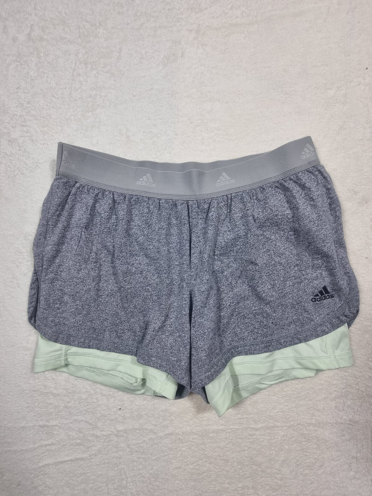 Pantaloni Scurți Adidas Damă Gri