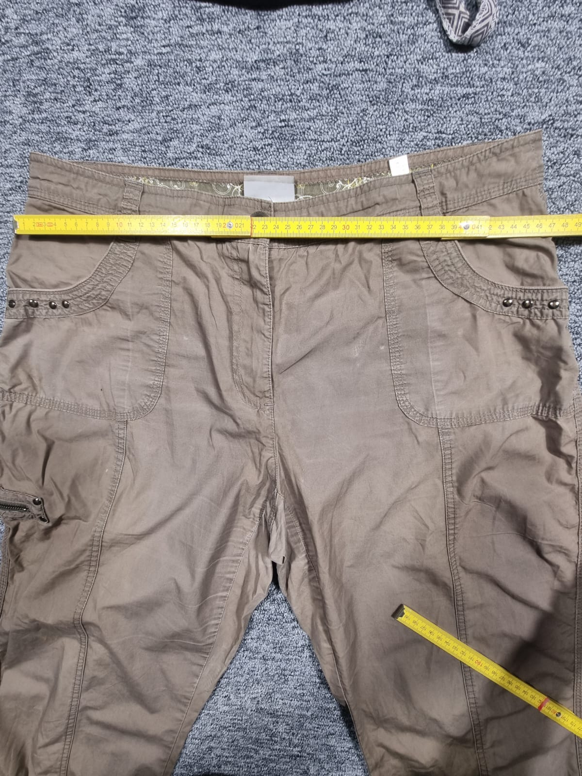 Pantaloni Capri Bej cu Nituri