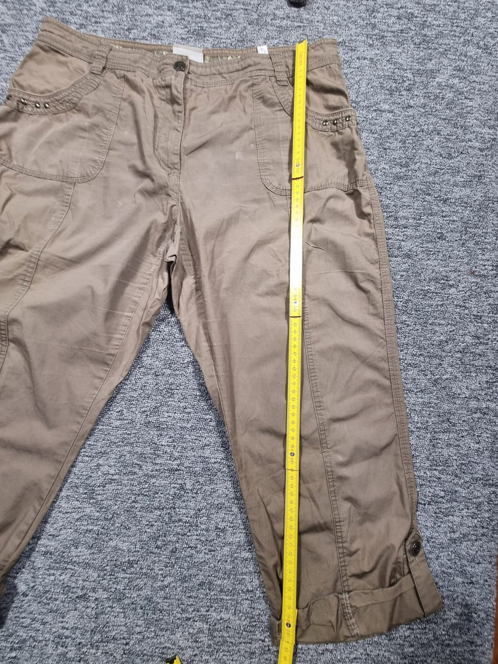 Pantaloni Capri Bej cu Nituri