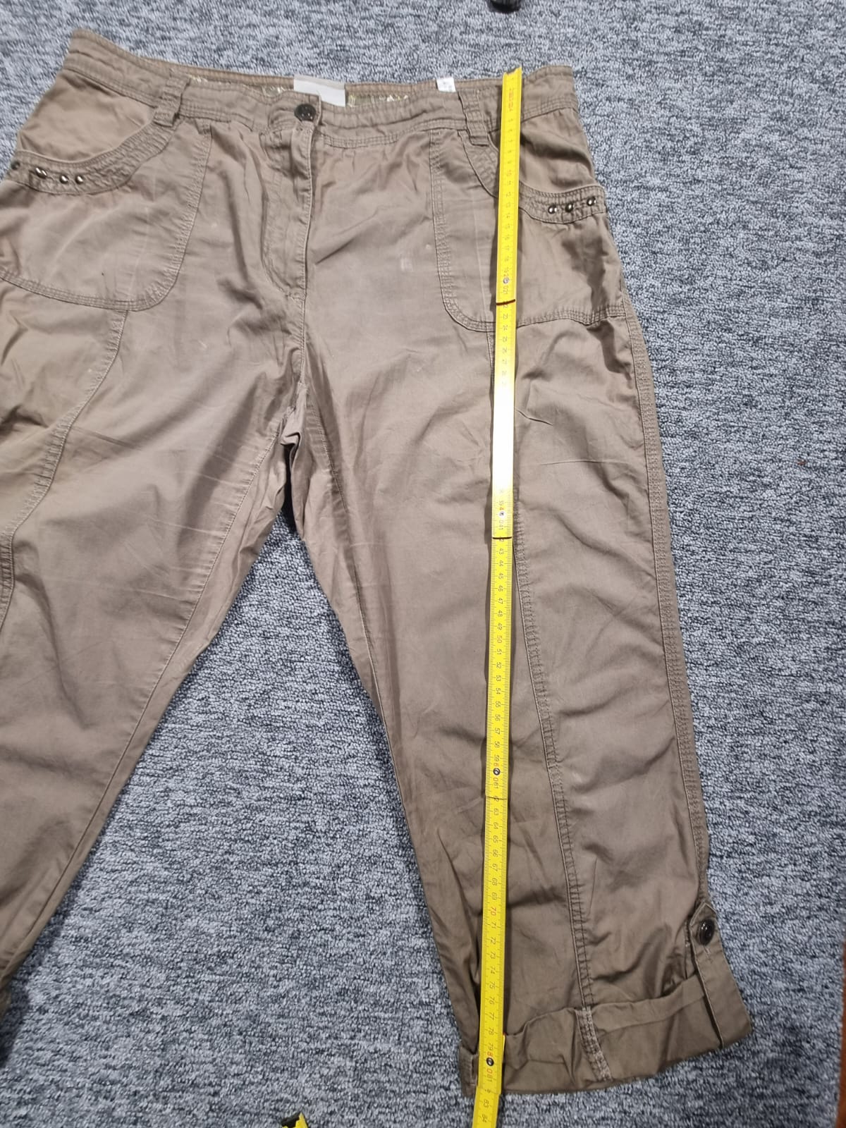 Pantaloni Capri Bej cu Nituri