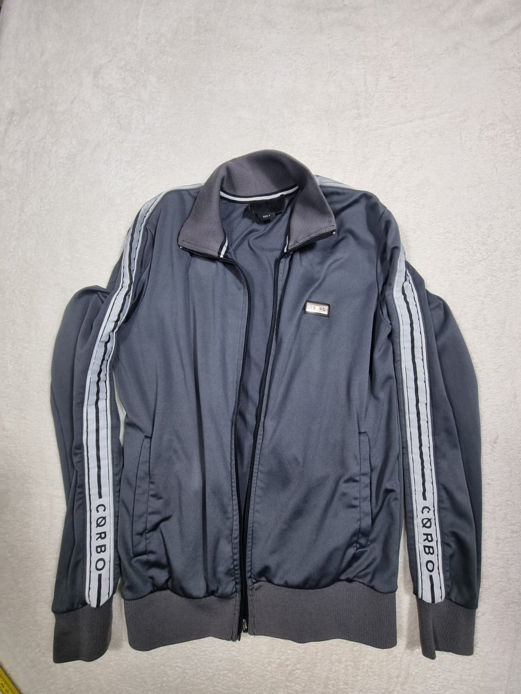 Jacketă Trening Corbo – Gri Antracit, Dungi Albe