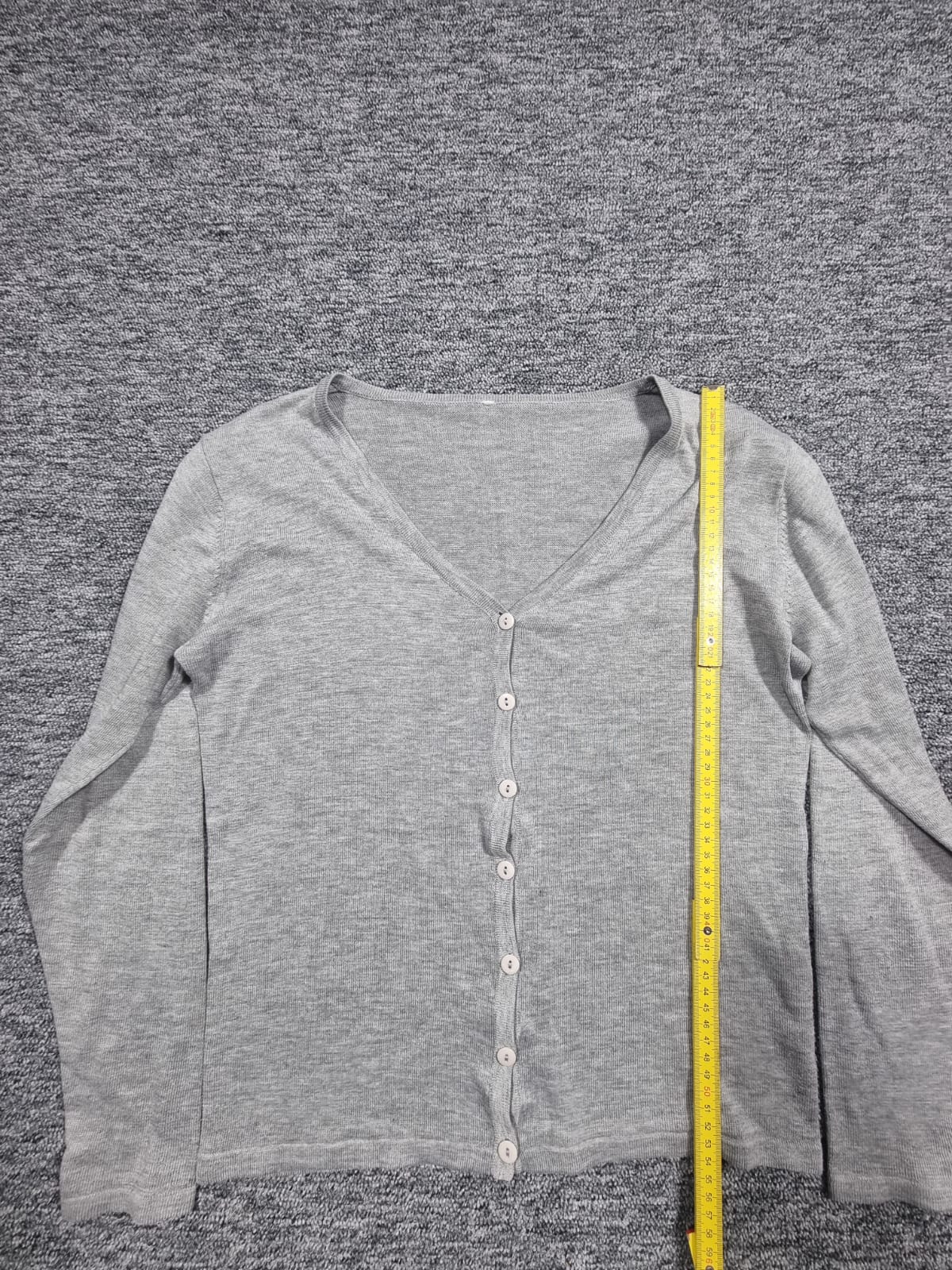 Cardigan Gri Tricotat Fin cu Nasturi