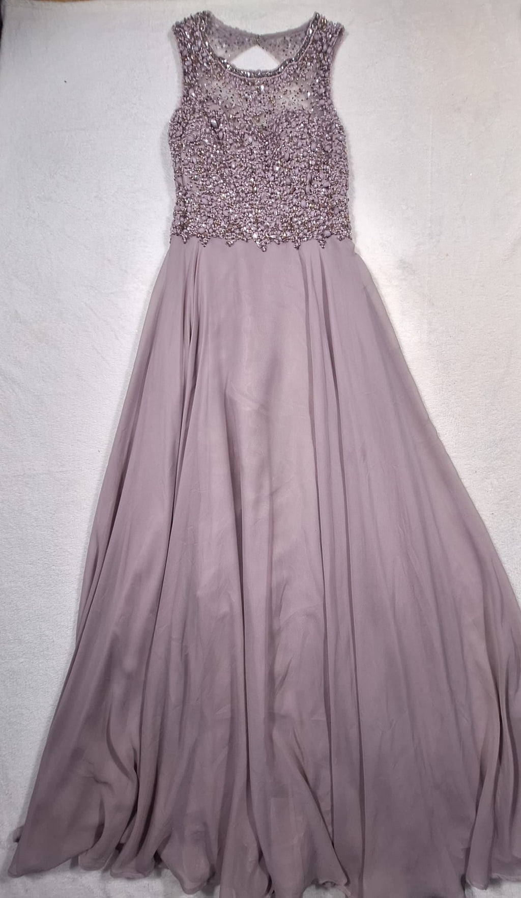 Rochie de Seară Unique – Maxi Taupe cu Pietre și Paiete