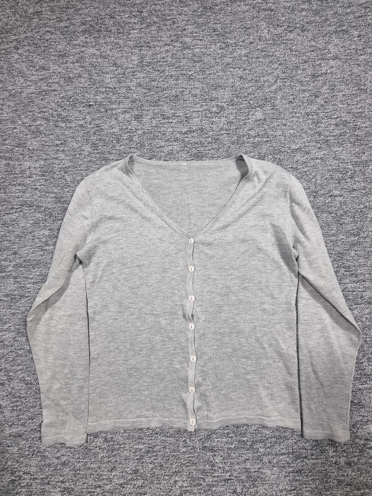 Cardigan Gri Tricotat Fin cu Nasturi