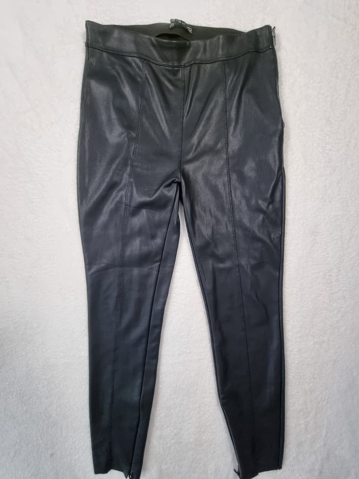 Pantaloni Damă Negri Imitație Piele Slim Fit – Mărimea 42