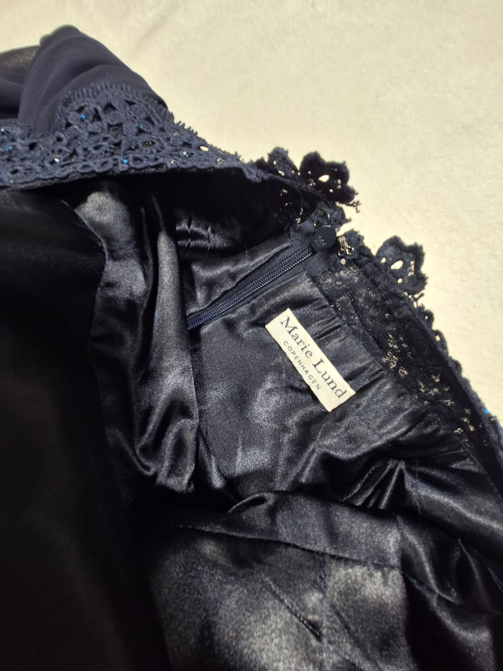 Rochie de Seară Maxi Bleumarin cu Corsaj din Dantelă și Cristale - Marie Lund Copenhagen