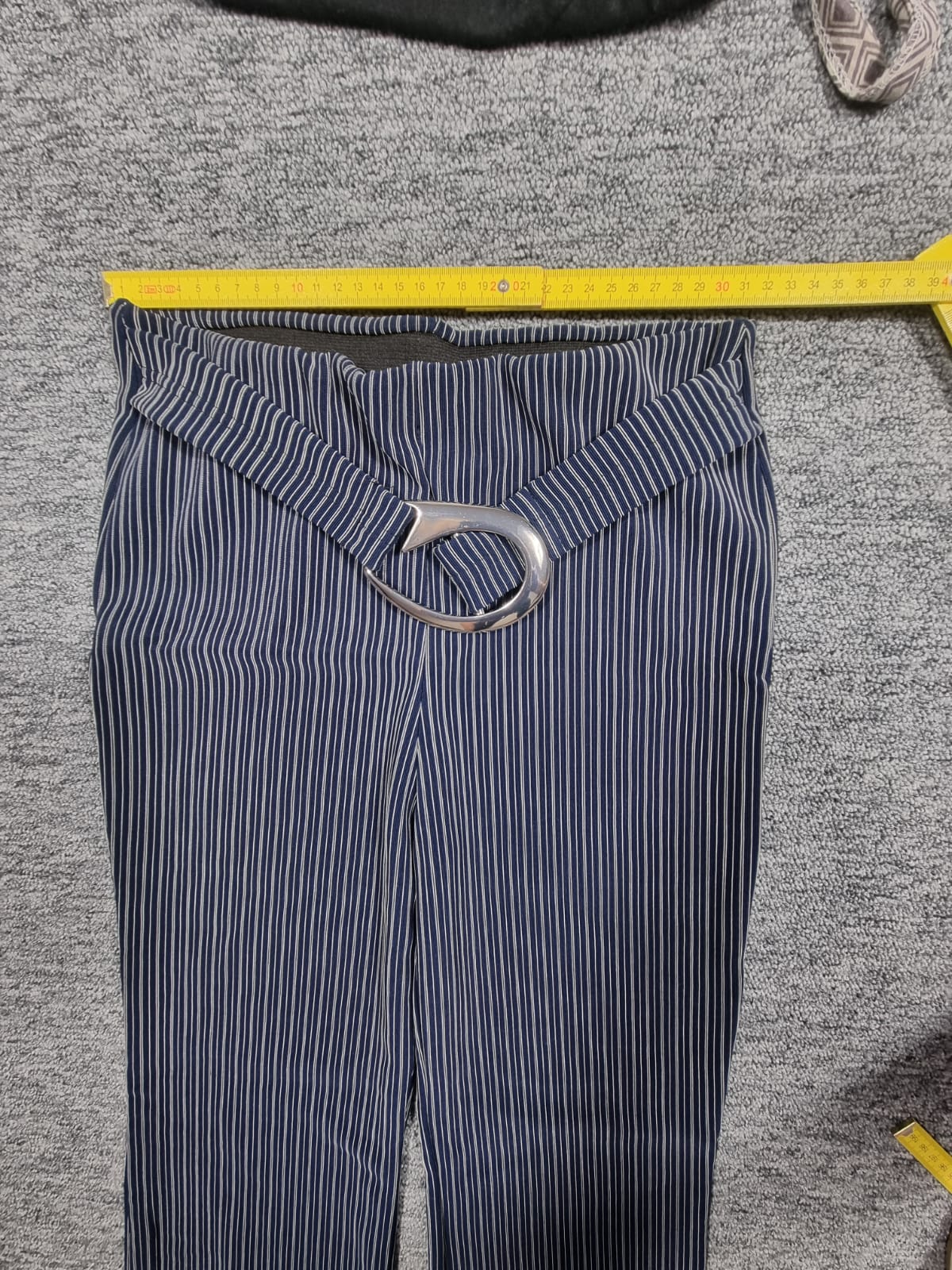 Pantaloni Drepți cu Dungi și Cataramă Metalică