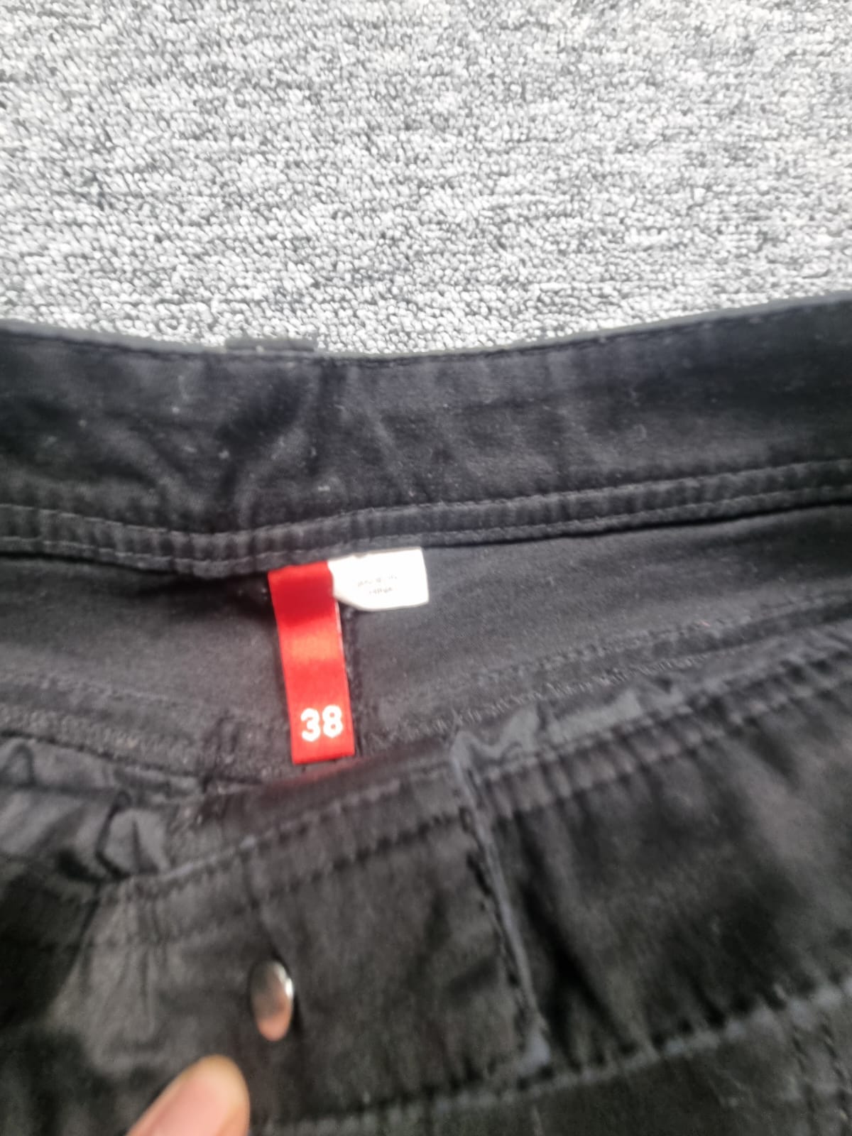 Pantaloni Scurți Negri cu Nasturi Decorativi