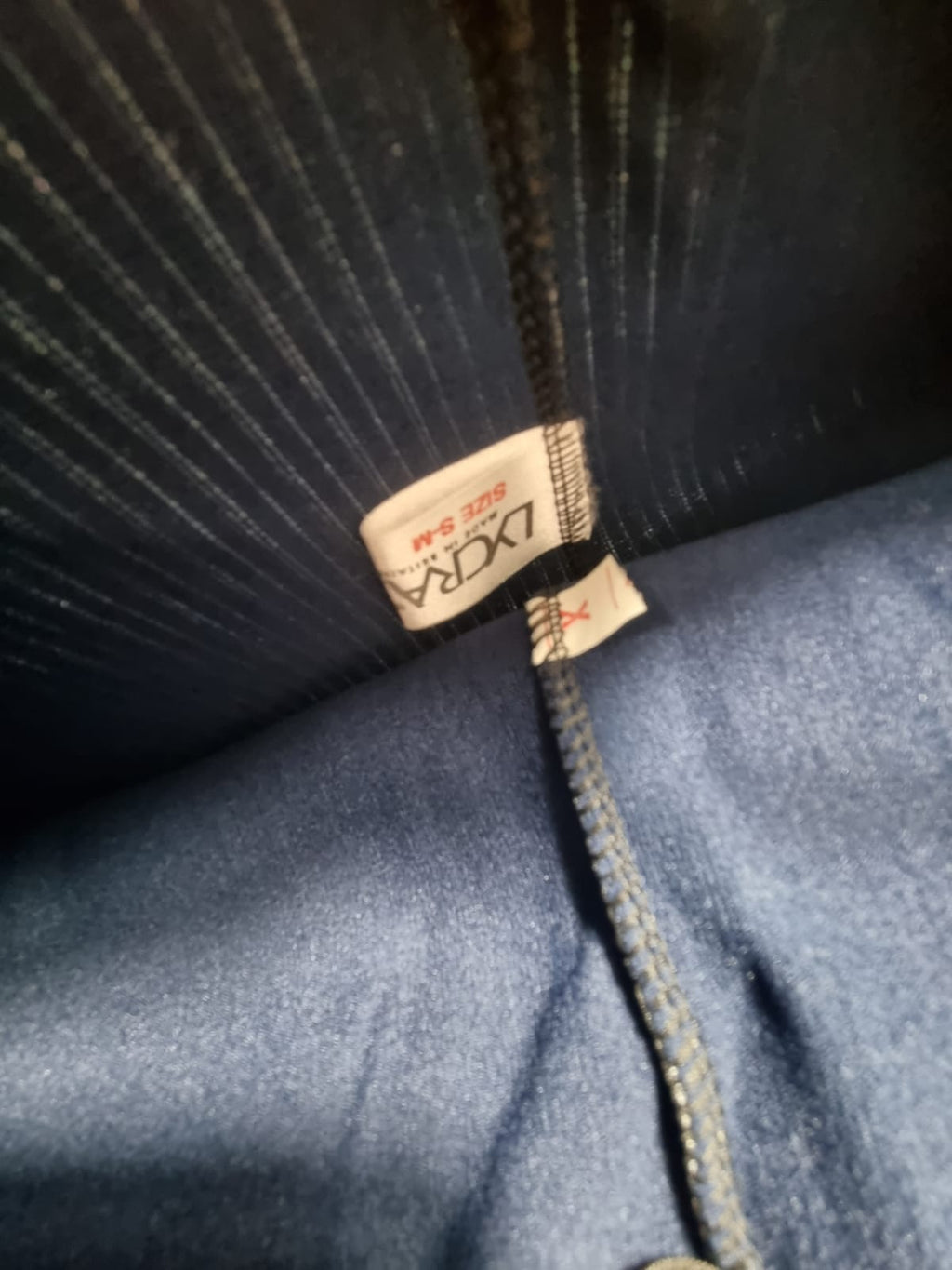 Pantaloni Drepți cu Dungi și Cataramă Metalică
