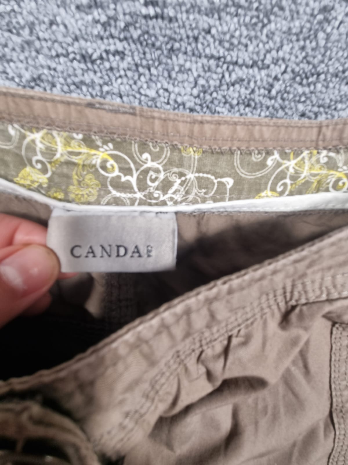 Pantaloni Capri Bej cu Nituri