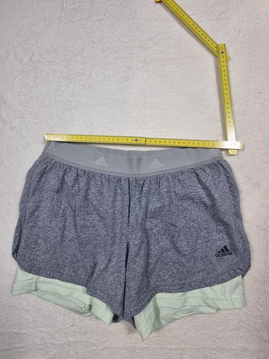 Pantaloni Scurți Adidas Damă Gri