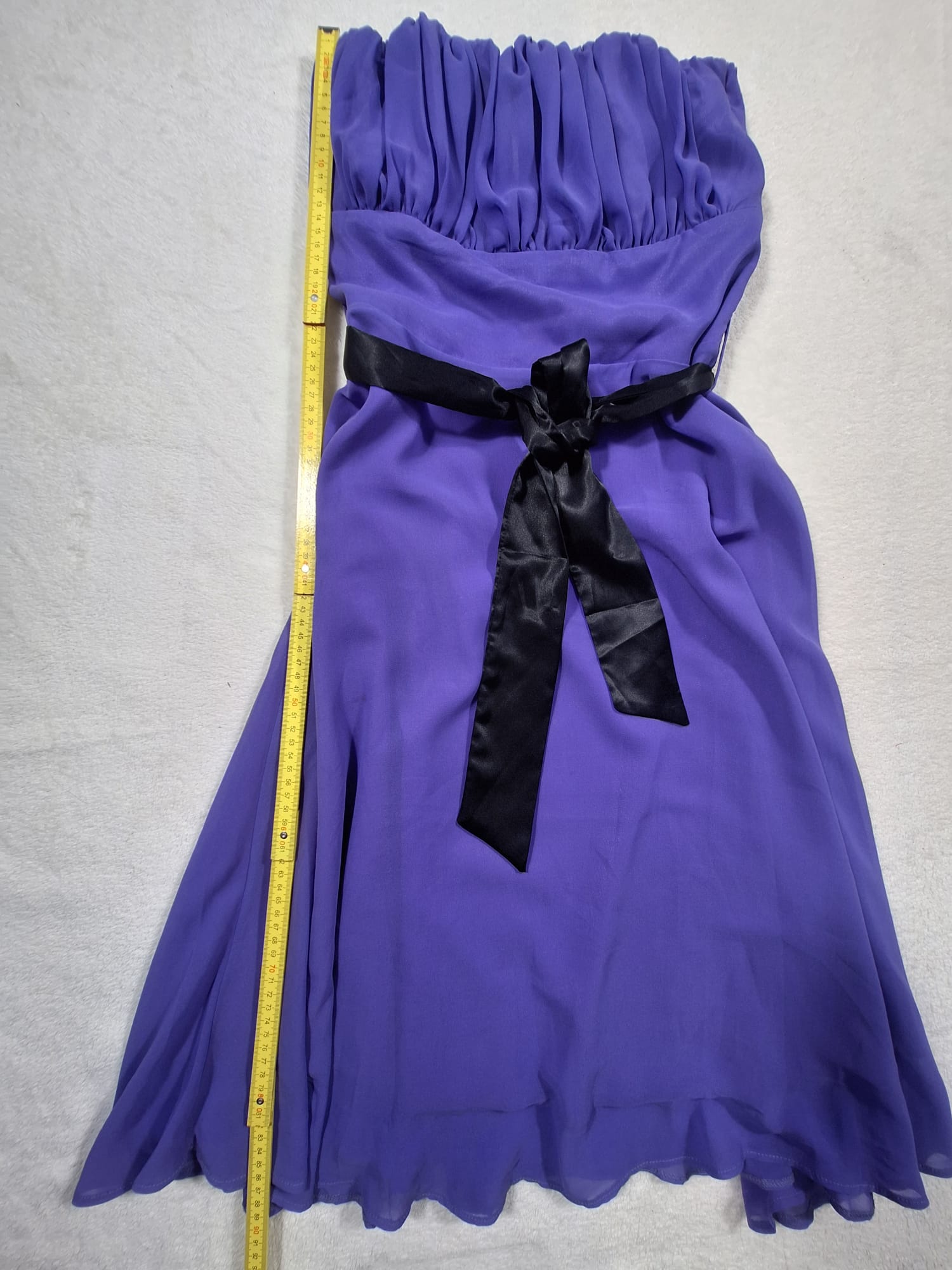 Rochie Mayaadi – Maxi Strapless Violet cu Fundă Neagră