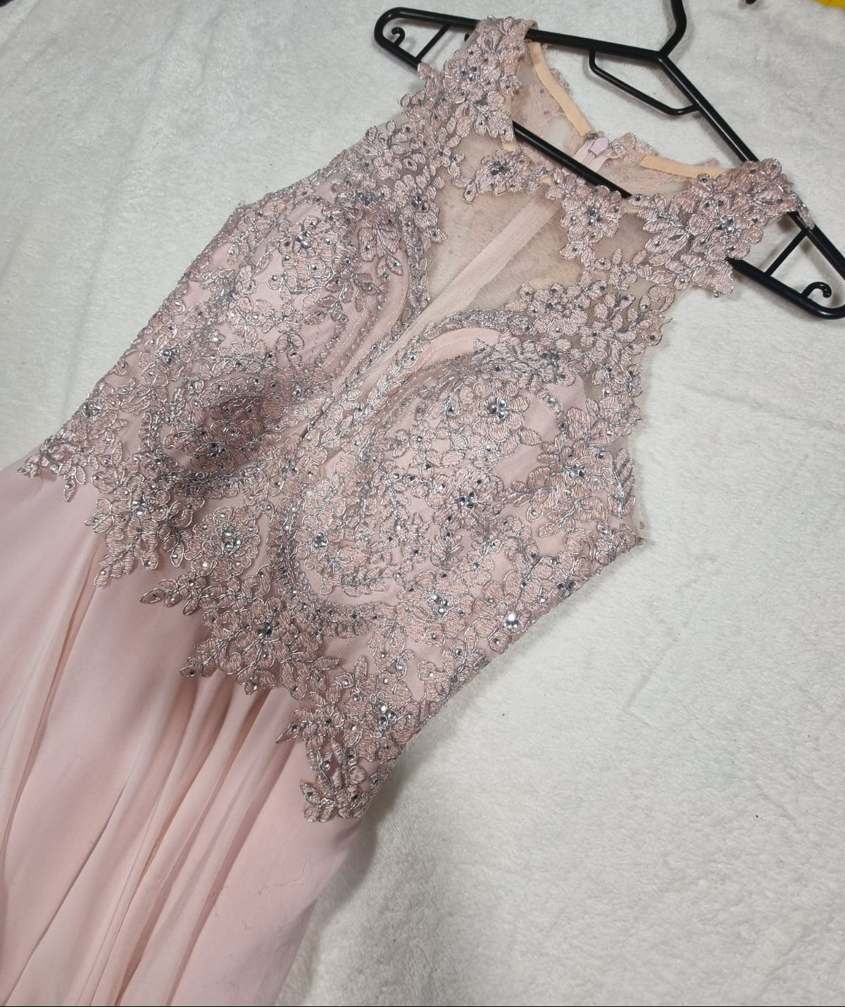 Rochie de Seară Maxi Roz Pudrat cu Corsaj Brodat și Cristale - Luxuar Limited