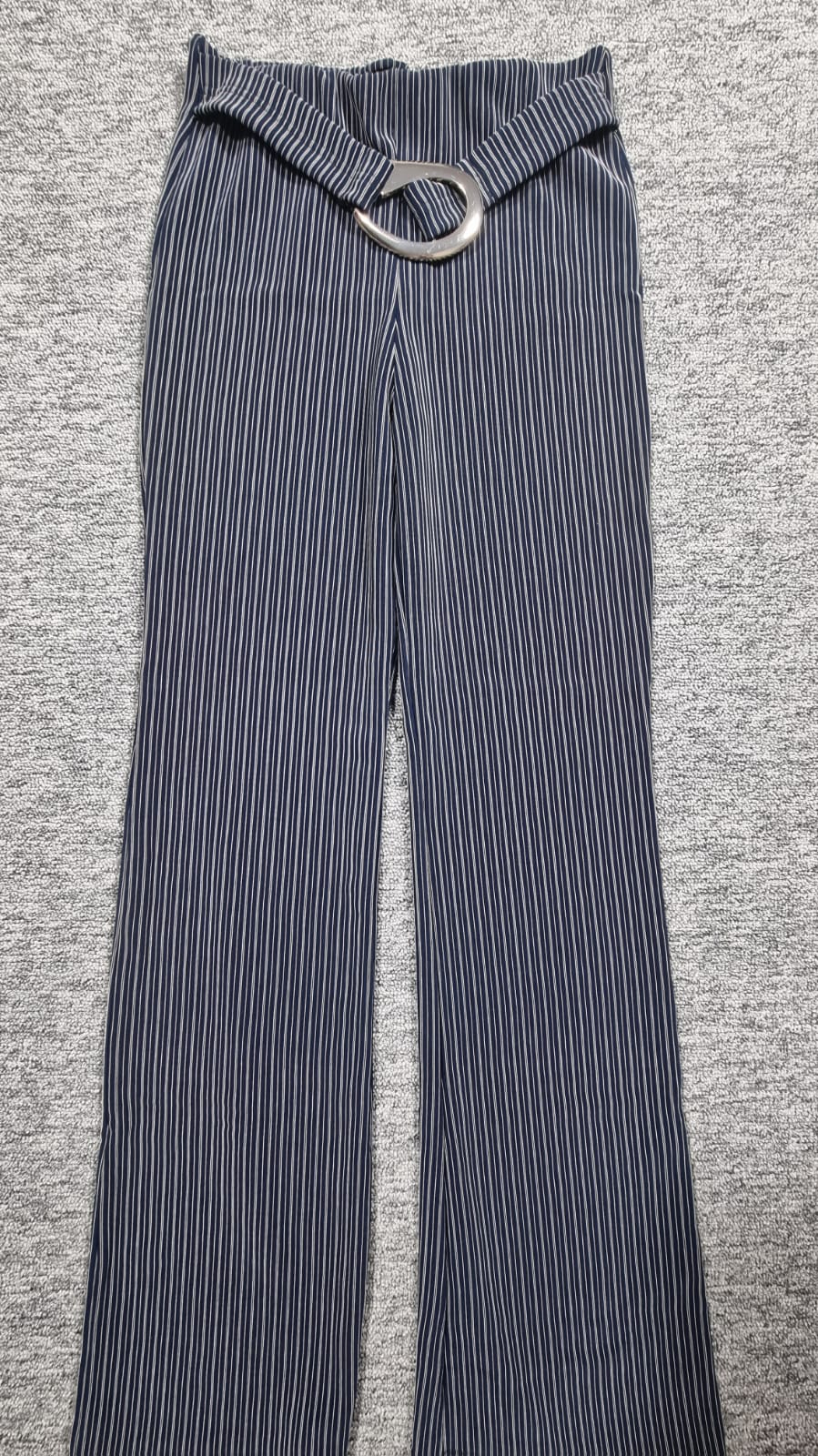 Pantaloni Drepți cu Dungi și Cataramă Metalică