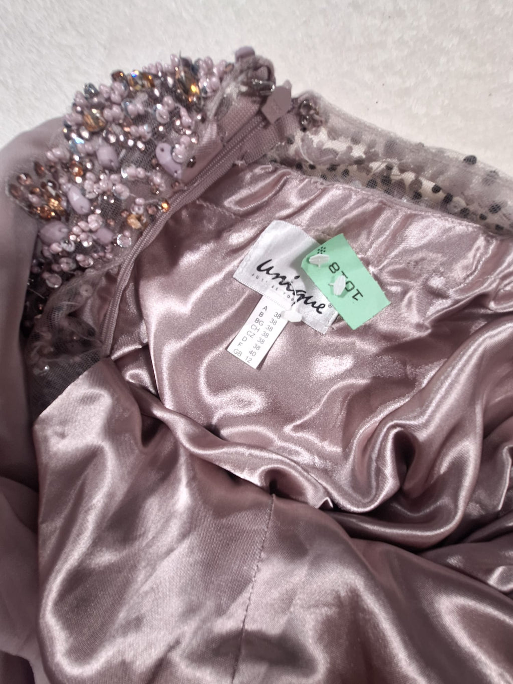 Rochie de Seară Unique – Maxi Taupe cu Pietre și Paiete
