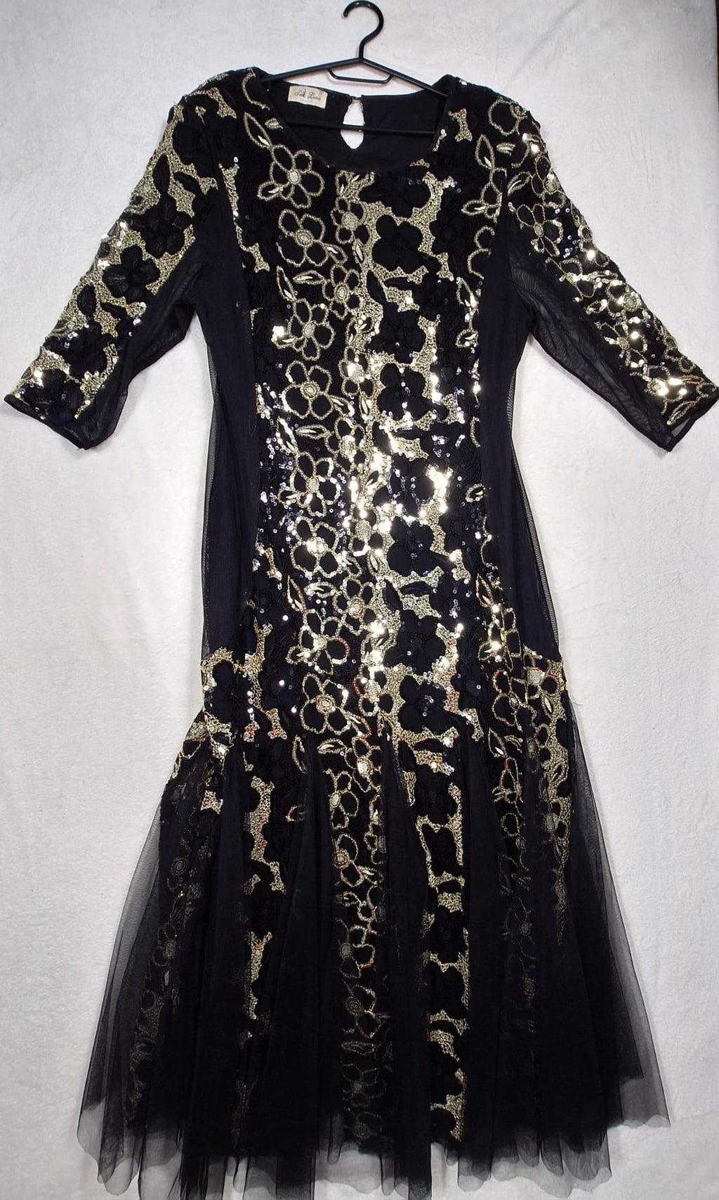 Rochie de Seară Neagră cu Broderie Florală Aurie și Tul