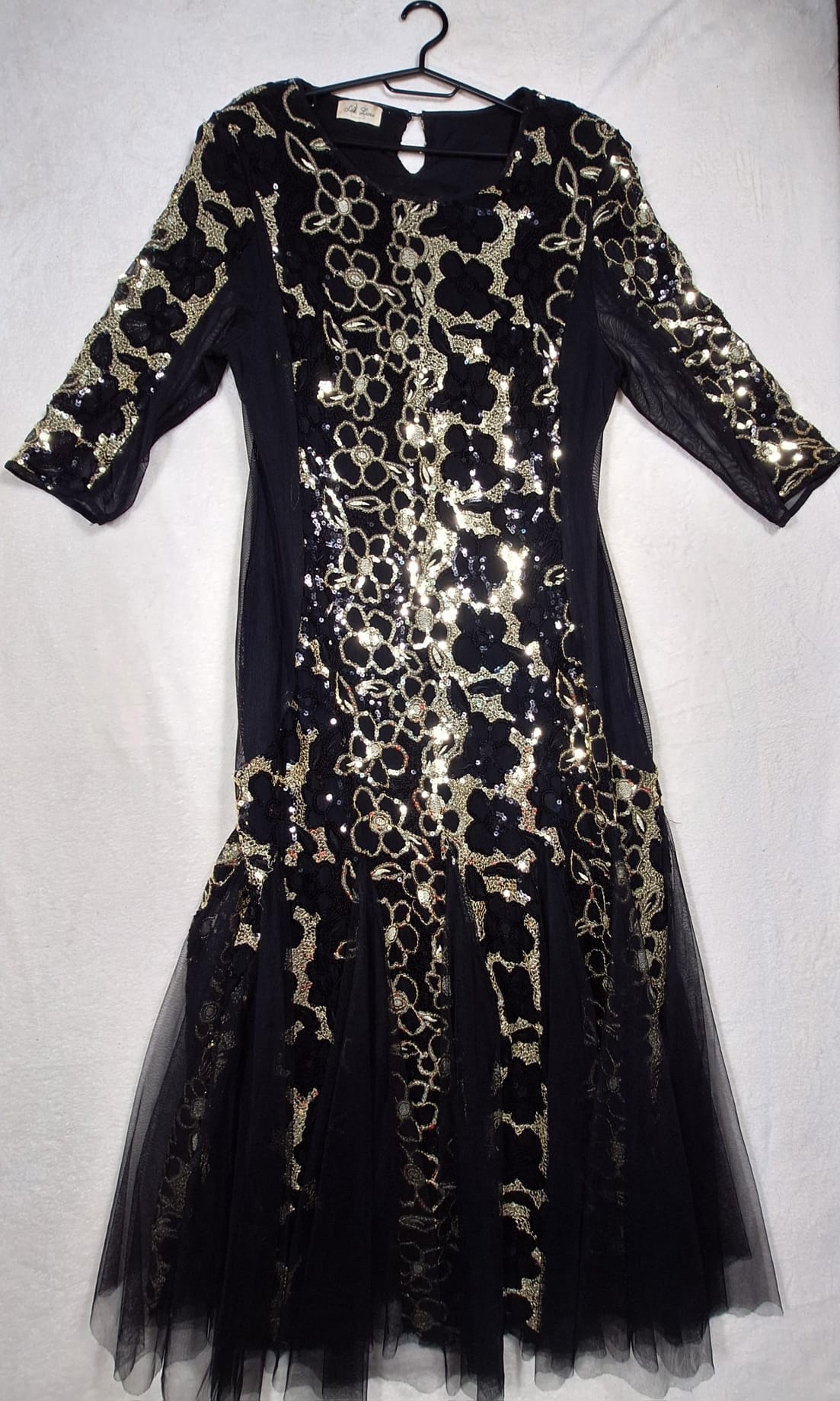 Rochie de Seară Neagră cu Broderie Florală Aurie și Tul