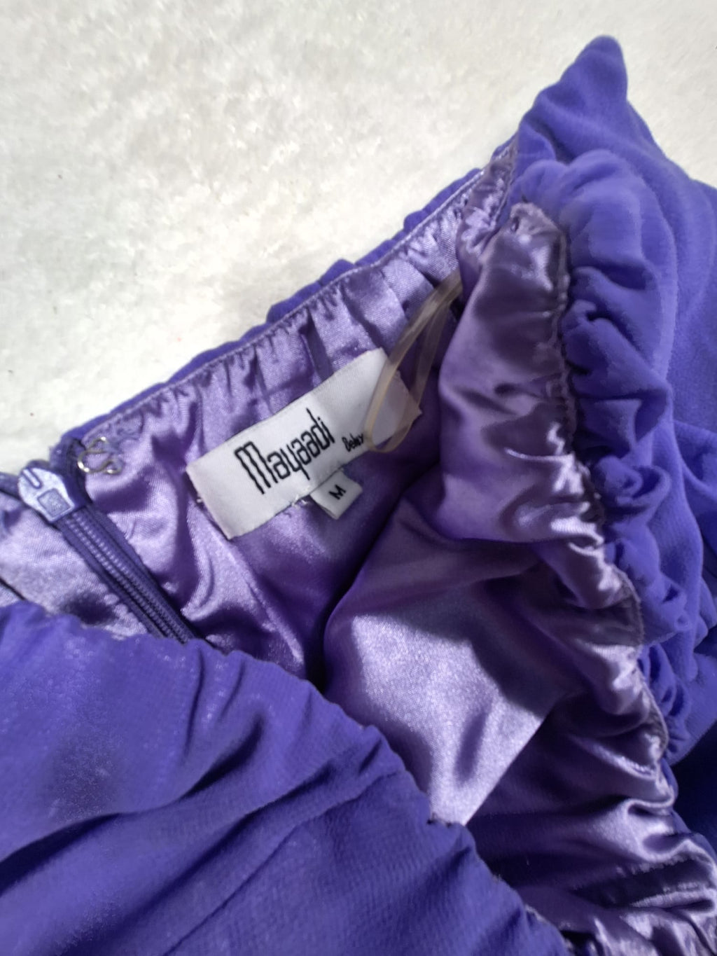 Rochie Mayaadi – Maxi Strapless Violet cu Fundă Neagră