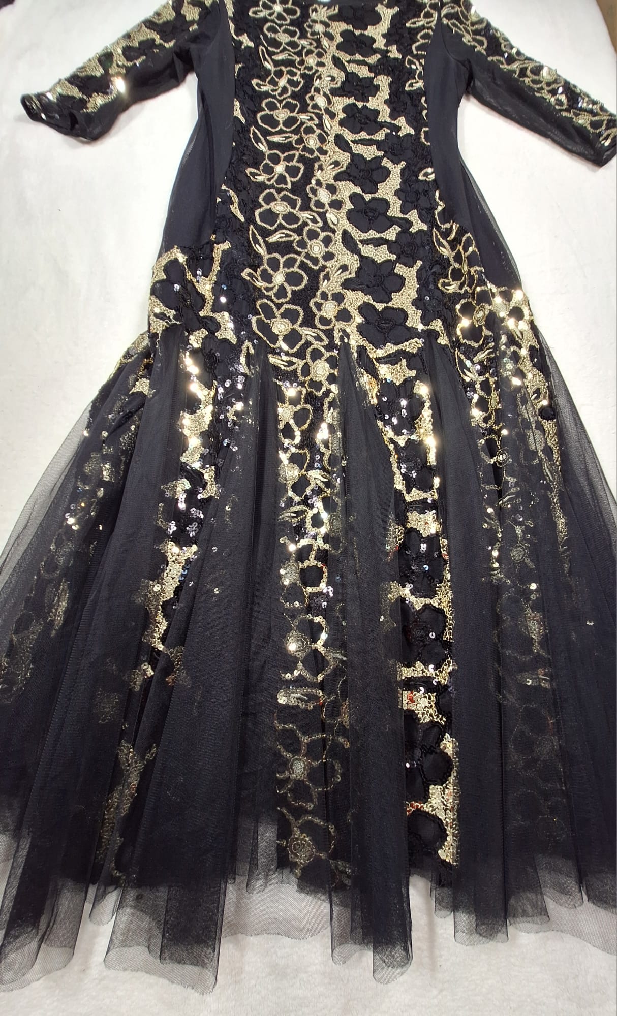 Rochie de Seară Neagră cu Broderie Florală Aurie și Tul