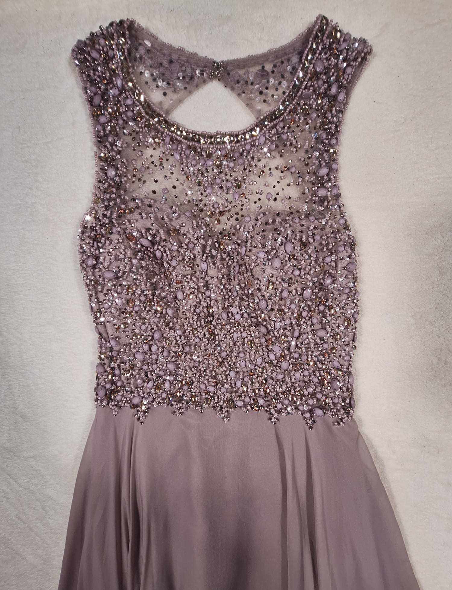 Rochie de Seară Unique – Maxi Taupe cu Pietre și Paiete
