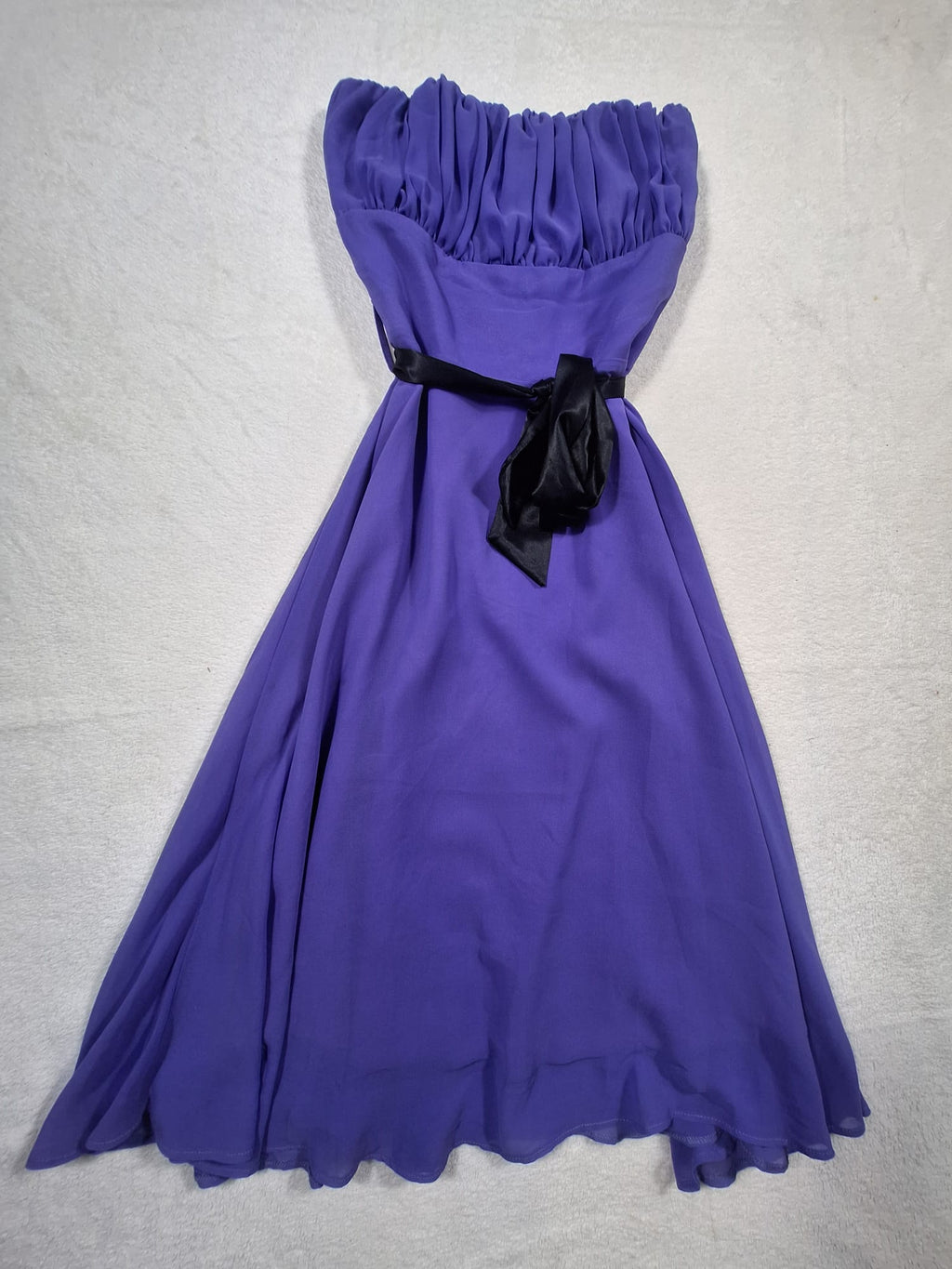 Rochie Mayaadi – Maxi Strapless Violet cu Fundă Neagră