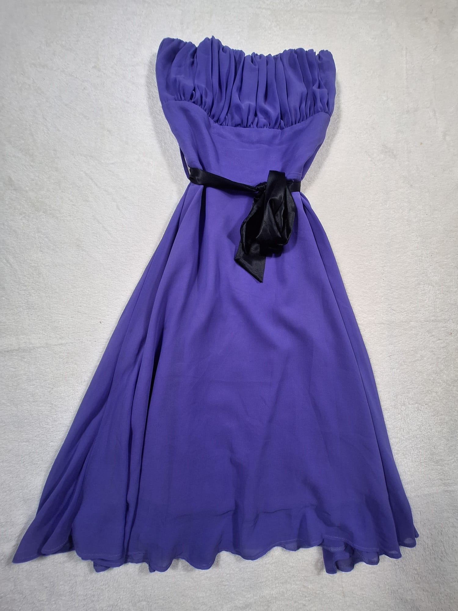 Rochie Mayaadi – Maxi Strapless Violet cu Fundă Neagră