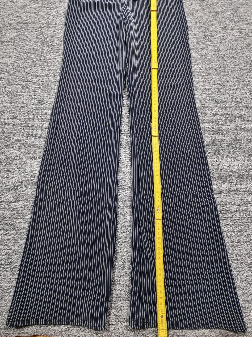 Pantaloni Drepți cu Dungi și Cataramă Metalică