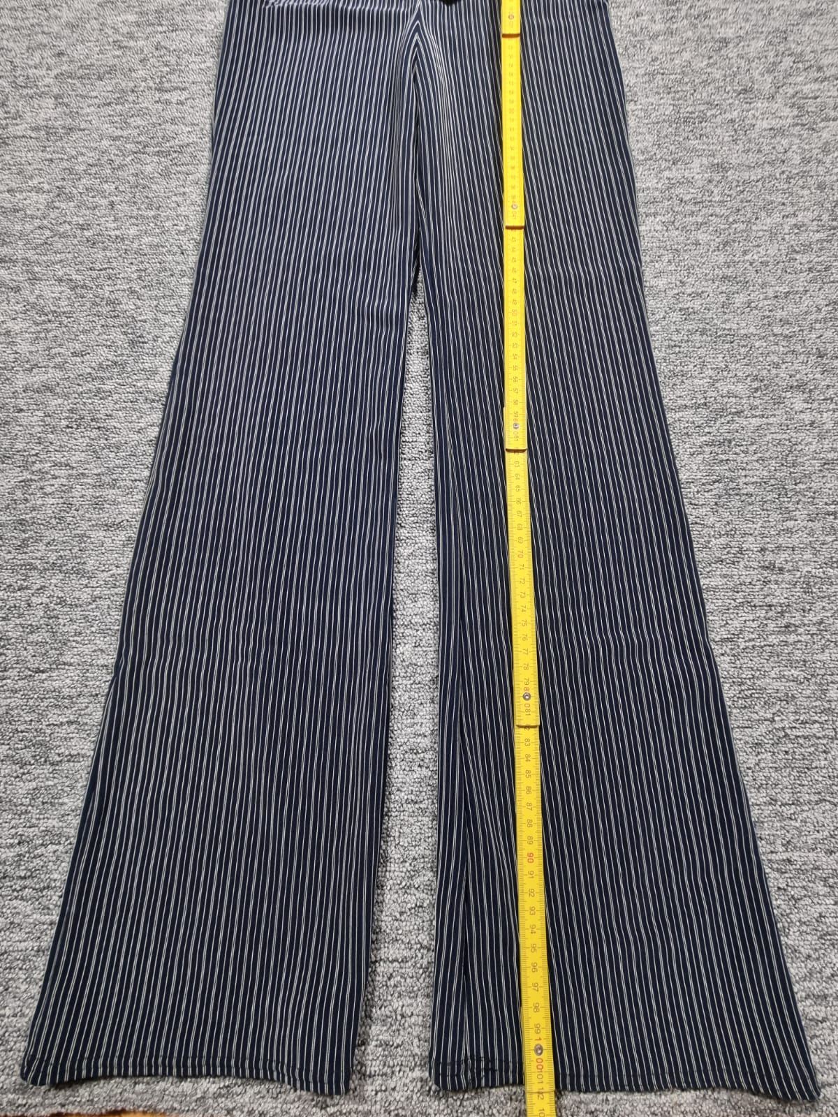 Pantaloni Drepți cu Dungi și Cataramă Metalică