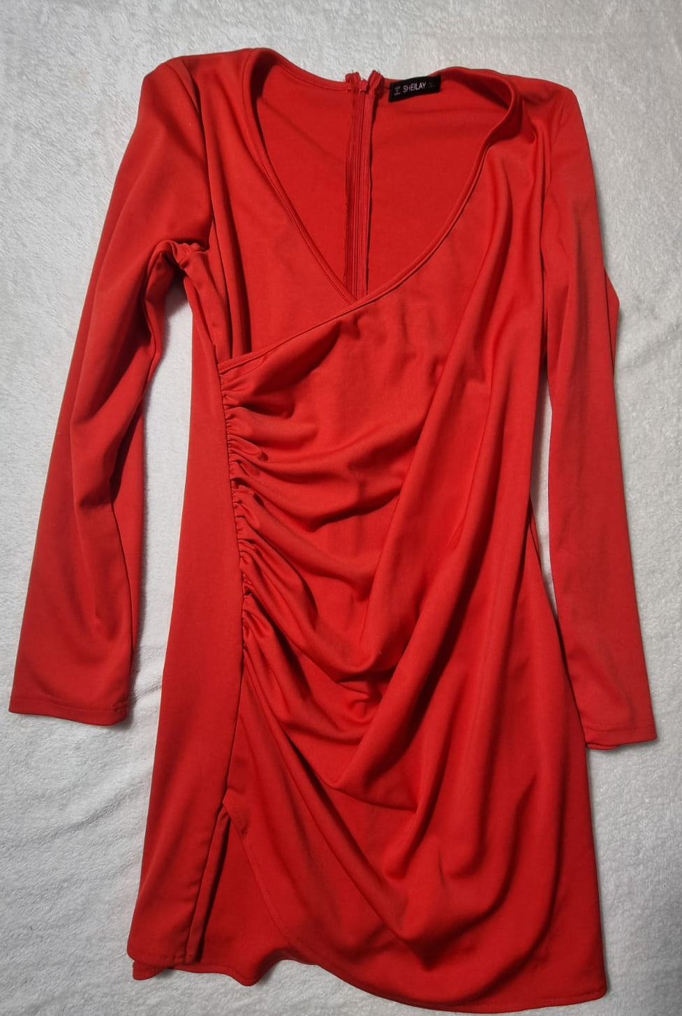 Rochie Roșie cu Drapaj – Eleganță în Mișcare