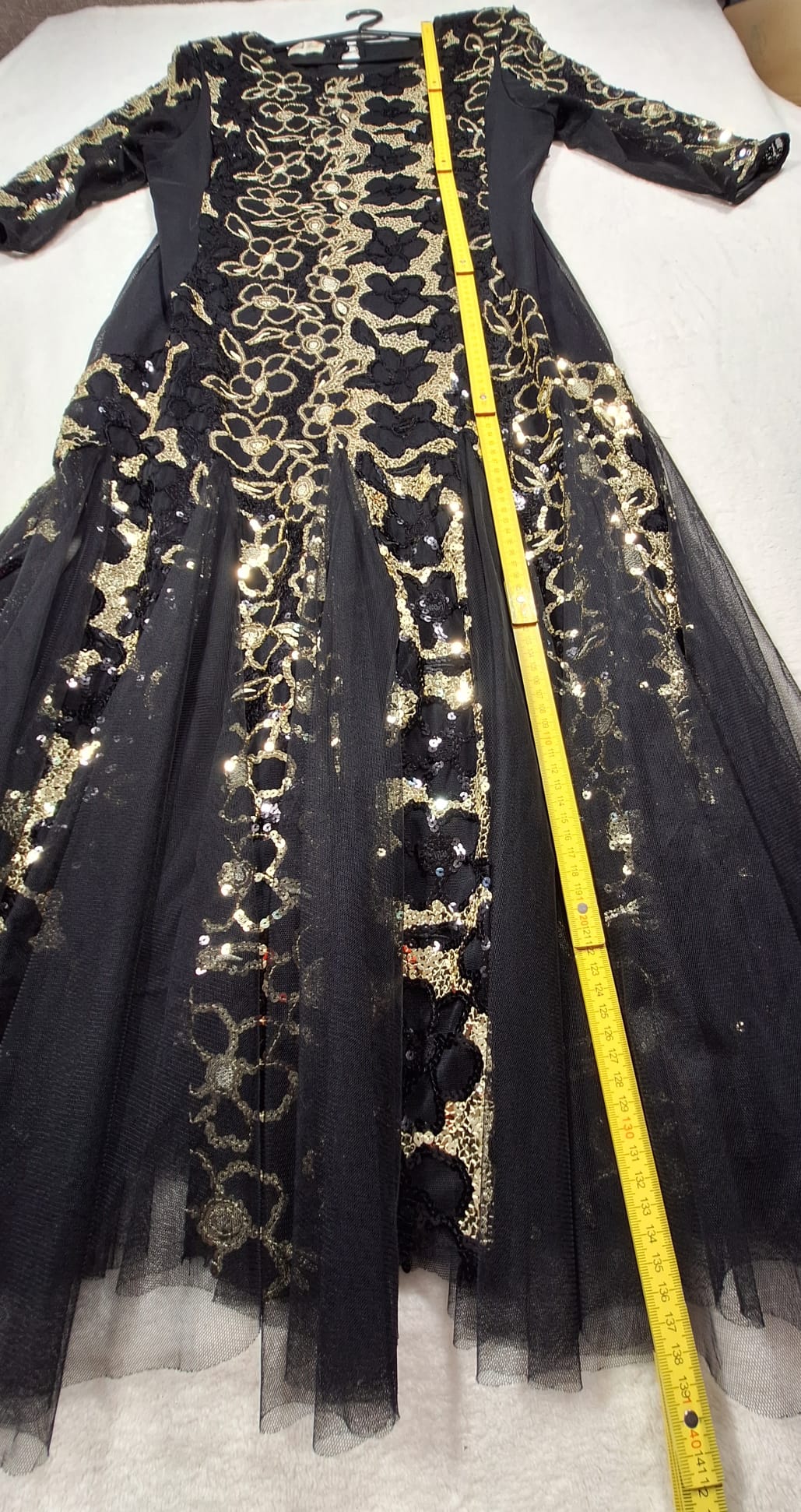 Rochie de Seară Neagră cu Broderie Florală Aurie și Tul
