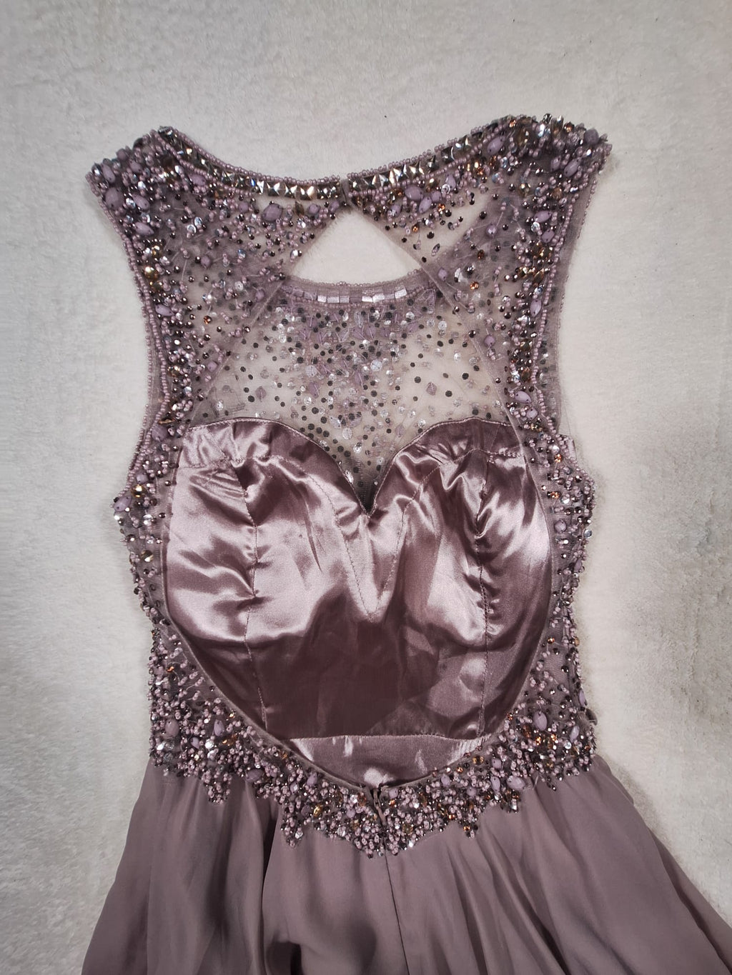 Rochie de Seară Unique – Maxi Taupe cu Pietre și Paiete