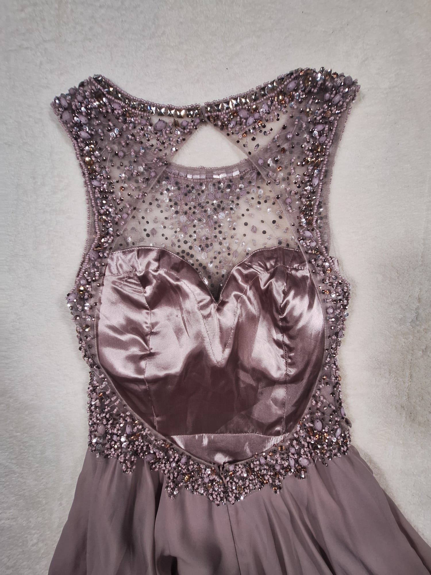 Rochie de Seară Unique – Maxi Taupe cu Pietre și Paiete